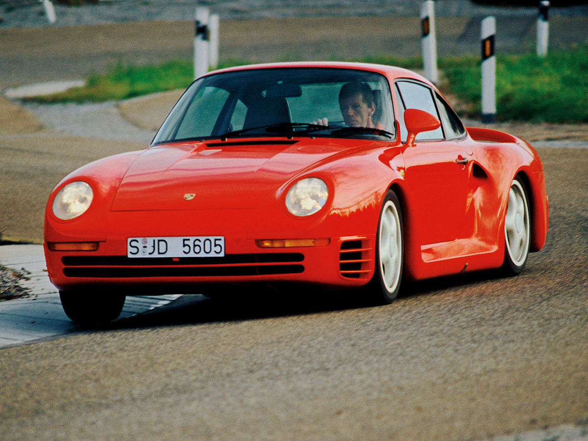 Porsche 959
Za napęd odpowiada sześciocylindrowy, turbodoładowany silnik o pojemności 2,8 l. Jednostka dostarcza 451 KM mocy i 500 Nm maksymalnego momentu i współpracuje z 6-biegową, manualną skrzynią biegów.
Fot. Porsche Porsche 959
Za napęd odpowiada sześciocylindrowy, turbodoładowany silnik o pojemności 2,8 l. Jednostka dostarcza 451 KM mocy i 500 Nm maksymalnego momentu i współpracuje z 6-biegową, manualną skrzynią biegów.
Fot. Porsche