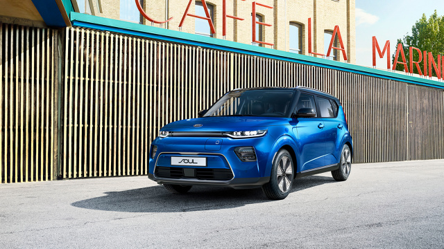 Kia Soul
Nowy elektryczny Soul jest produkowany w fabryce Gwangju w Korei. Do sprzedaży w Stanach Zjednoczonych i Europie samochód trafi w pierwszej połowie 2019 roku, a później zadebiutuje również na innych rynkach. Ceny zostaną ogłoszone bliżej terminu rozpoczęcia sprzedaży.
Fot. Kia Kia Soul
Nowy elektryczny Soul jest produkowany w fabryce Gwangju w Korei. Do sprzedaży w Stanach Zjednoczonych i Europie samochód trafi w pierwszej połowie 2019 roku, a później zadebiutuje również na innych rynkach. Ceny zostaną ogłoszone bliżej terminu rozpoczęcia sprzedaży.
Fot. Kia