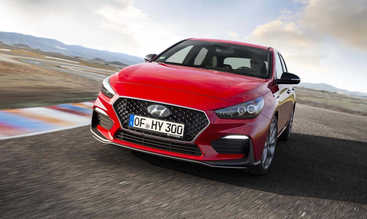 Hyundai i30 N
Silnik o pojemności 2,0 l z turbodoładowaniem ma moc 275 KM i maksymalny moment obrotowy 353 Nm. Współpracuje z sześciobiegową, manualną skrzynią i zapewnia bezpośrednią reakcję na gaz oraz liniowy przyrost mocy, dzięki wczesnej reakcji turbosprężarki.
Fot. Hyundai Hyundai i30 N
Silnik o pojemności 2,0 l z turbodoładowaniem ma moc 275 KM i maksymalny moment obrotowy 353 Nm. Współpracuje z sześciobiegową, manualną skrzynią i zapewnia bezpośrednią reakcję na gaz oraz liniowy przyrost mocy, dzięki wczesnej reakcji turbosprężarki.
Fot. Hyundai