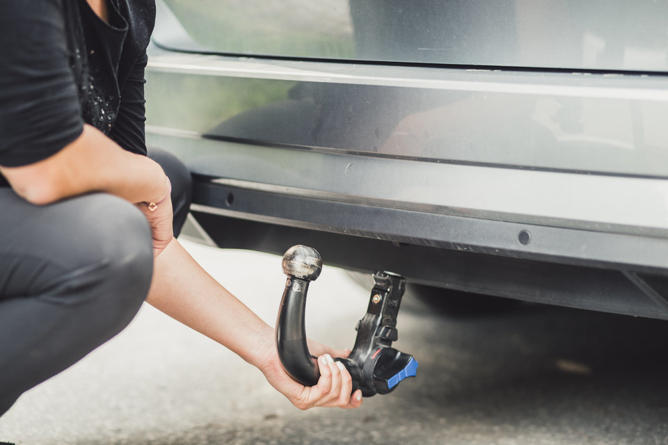 Haki holownicze to jedne z najbardziej przydanych akcesoriów motoryzacyjnych. Na przestrzeni lat, ze względu na mnogość ich zastosowań, zdobyły uznanie wielu użytkowników samochodów. Nie każdy jednak wie, z czego składają się haki i o czym warto pamiętać, decydując się na ich montaż.
Fot. archiwum Haki holownicze to jedne z najbardziej przydanych akcesoriów motoryzacyjnych. Na przestrzeni lat, ze względu na mnogość ich zastosowań, zdobyły uznanie wielu użytkowników samochodów. Nie każdy jednak wie, z czego składają się haki i o czym warto pamiętać, decydując się na ich montaż.
Fot. archiwum