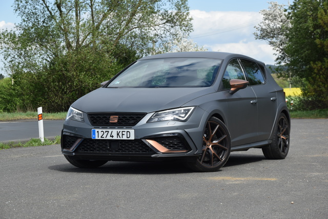 Seat Leon Cupra R
Jeśli chodzi o komfort i bezpieczeństwo to Leon Cupra R ma wszystko, co proponuje Seat. Jest zatem m.in. automatyczna klimatyzacja Climatronic czy zestaw multimedialny z ekranem dotykowym z trójwymiarową grafiką i ośmioma głośnikami.
Fot. Wojciech Frelichowski Seat Leon Cupra R
Jeśli chodzi o komfort i bezpieczeństwo to Leon Cupra R ma wszystko, co proponuje Seat. Jest zatem m.in. automatyczna klimatyzacja Climatronic czy zestaw multimedialny z ekranem dotykowym z trójwymiarową grafiką i ośmioma głośnikami.
Fot. Wojciech Frelichowski