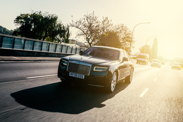 Rolls Royce Ghost II
Trudno o bardziej dosadną interpretację motoryzacyjnego luksusu niż ta, którą od 114 lat proponuje Rolls Royce. Do jego królestwa dostęp mają nieliczni. Motofakty, jako jedna z pierwszych redakcji motoryzacyjnych na świecie, została zaproszona do jazd testowych nowym Rolls Roycem Ghost.
Fot. Rolls Royce Rolls Royce Ghost II
Trudno o bardziej dosadną interpretację motoryzacyjnego luksusu niż ta, którą od 114 lat proponuje Rolls Royce. Do jego królestwa dostęp mają nieliczni. Motofakty, jako jedna z pierwszych redakcji motoryzacyjnych na świecie, została zaproszona do jazd testowych nowym Rolls Roycem Ghost.
Fot. Rolls Royce