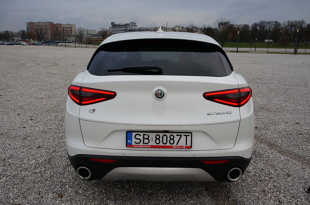 Alfa Romeo Stelvio 

Stelvio zbudowano na platformie Giorgio czyli tej samej, która wykorzystywana jest w Gulii oraz - co ciekawe -  w Maserati. Pod maską znajdziemy silnik 2.2 litra turbo diesel produkujący 210 KM mocy, co w porównaniu do innych aut z kategorii premium jest całkiem dobrym wynikiem. 

Fot. Konrad Grobel 