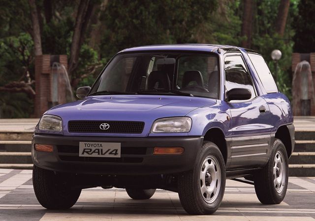 Toyota RAV4
Kultowa już Toyota RAV4 została po raz pierwszy zaprezentowana podczas salonu samochodowego w Genewie w 1994 roku i w tym samym roku trafiła do salonów. Subkompaktowa terenówka miała trzydrzwiowe nadwozie o długości zaledwie 3740 mm – dla porównania najnowsza generacja Yarisa jest dłuższa od pierwszej generacji RAV4 o ponad 20 cm! Odmiana pięciodrzwiowa miała natomiast długość na poziomie 4150 mm. Stosunkowo lekkie samonośnie nadwozie, napęd na cztery koła (dostępna była również wersja 2x4) i dwulitrowy silnik benzynowy o mocy 129 KM spowodowały, że samochód szybko zyskał na popularności – w pierwszym miesiącu liczba zamówień osiągnęła liczbę 8 tysięcy, dwukrotnie przekraczając planowaną miesięczną produkcję. W pierwszym roku model ten znalazł 53 tys. klientów, a po trzech latach roczna sprzedaż wzrosła trzykrotnie. Sukces Toyoty zwrócił uwagę innych producentów, którzy rozpoczęli prace nad własnymi kompaktowymi SUV-ami.
Fot. Toyota Toyota RAV4
Kultowa już Toyota RAV4 została po raz pierwszy zaprezentowana podczas salonu samochodowego w Genewie w 1994 roku i w tym samym roku trafiła do salonów. Subkompaktowa terenówka miała trzydrzwiowe nadwozie o długości zaledwie 3740 mm – dla porównania najnowsza generacja Yarisa jest dłuższa od pierwszej generacji RAV4 o ponad 20 cm! Odmiana pięciodrzwiowa miała natomiast długość na poziomie 4150 mm. Stosunkowo lekkie samonośnie nadwozie, napęd na cztery koła (dostępna była również wersja 2x4) i dwulitrowy silnik benzynowy o mocy 129 KM spowodowały, że samochód szybko zyskał na popularności – w pierwszym miesiącu liczba zamówień osiągnęła liczbę 8 tysięcy, dwukrotnie przekraczając planowaną miesięczną produkcję. W pierwszym roku model ten znalazł 53 tys. klientów, a po trzech latach roczna sprzedaż wzrosła trzykrotnie. Sukces Toyoty zwrócił uwagę innych producentów, którzy rozpoczęli prace nad własnymi kompaktowymi SUV-ami.
Fot. Toyota