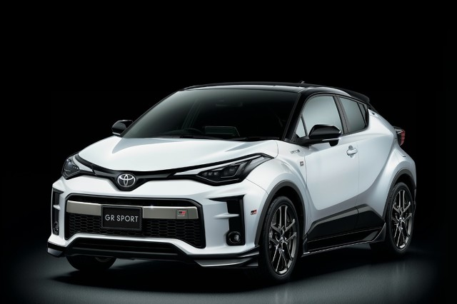 Toyota C-HR otrzymała niedawno mocniejszy, 184-konny napęd hybrydowy. Ale japoński producent najwyraźniej nie powiedział ostatniego słowa. Według najnowszych pogłosek dział Gazoo Racing Toyoty pracuje nad sportową wersją crossovera. Model GR C-HR ma zadebiutować w najbliższych latach.
Fot. Toyota Gazoo Racing Toyota C-HR otrzymała niedawno mocniejszy, 184-konny napęd hybrydowy. Ale japoński producent najwyraźniej nie powiedział ostatniego słowa. Według najnowszych pogłosek dział Gazoo Racing Toyoty pracuje nad sportową wersją crossovera. Model GR C-HR ma zadebiutować w najbliższych latach.
Fot. Toyota Gazoo Racing