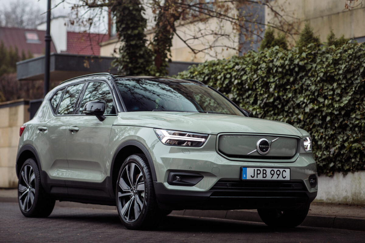 Volvo XC40 Recharge
W tym roku do polskich salonów trafił pierwszy elektryczny model naszej marki – Volvo XC40 Recharge wyposażony w dwa silniki elektryczne o łącznej mocy ponad 400 KM. Właśnie dołącza do niego wersja z napędem na przednią oś o mocy 231 KM, dostępna od 199 900 zł.
Fot. Volvo Volvo XC40 Recharge
W tym roku do polskich salonów trafił pierwszy elektryczny model naszej marki – Volvo XC40 Recharge wyposażony w dwa silniki elektryczne o łącznej mocy ponad 400 KM. Właśnie dołącza do niego wersja z napędem na przednią oś o mocy 231 KM, dostępna od 199 900 zł.
Fot. Volvo
