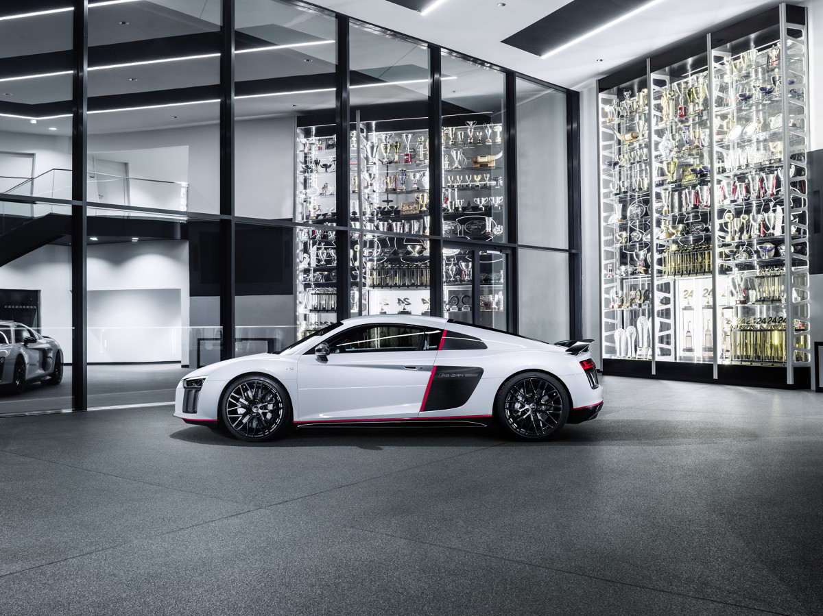 Audi R8 Coupe V10 plus w wydabiu selection 24h
Rok temu, debiutujące wówczas nowe Audi R8 LMS, wygrało 24-godzinny wyścig na torze Nürburgring. Zwycięstwo auta typu GT3 zapoczątkowało pełen sukcesów rok Audi Sport. Cztery pierścienie postanowiły uhonorować Audi R8 LMS, wprowadzając na rynek limitowaną serię „selection 24h”. Samochód ten, to hołd dla 323 zwycięstw tego modelu w różnych wyścigach rozgrywanych od 2009 roku.
Fot. Audi Audi R8 Coupe V10 plus w wydabiu selection 24h
Rok temu, debiutujące wówczas nowe Audi R8 LMS, wygrało 24-godzinny wyścig na torze Nürburgring. Zwycięstwo auta typu GT3 zapoczątkowało pełen sukcesów rok Audi Sport. Cztery pierścienie postanowiły uhonorować Audi R8 LMS, wprowadzając na rynek limitowaną serię „selection 24h”. Samochód ten, to hołd dla 323 zwycięstw tego modelu w różnych wyścigach rozgrywanych od 2009 roku.
Fot. Audi