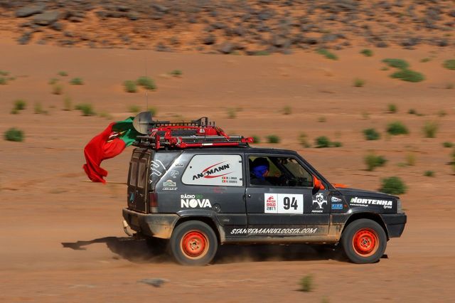 Panda Raid 2017
W tym roku w rajdzie Panda Raid, który rozpoczął się 4 marca, wzięła udział rekordowa liczba 300 zespołów (190 drużyn z Madrytu i 110 zespołów z Almerii), rozpoczynając wyścig od przeprawy promem przez Cieśninę Gibraltarską. Następnego dnia rano uczestnicy dotarli do Nador, by stawić czoła pierwszemu etapowi. W tym roku odbyła się już 9. edycja rajdu, w którym niepokonany model Fiat Panda, wyprodukowany przed 2003 rokiem, może uczestniczyć w trzech różnych kategoriach: 4x2, 4x4 i Studenci.
Fot. Fiat Panda Raid 2017
W tym roku w rajdzie Panda Raid, który rozpoczął się 4 marca, wzięła udział rekordowa liczba 300 zespołów (190 drużyn z Madrytu i 110 zespołów z Almerii), rozpoczynając wyścig od przeprawy promem przez Cieśninę Gibraltarską. Następnego dnia rano uczestnicy dotarli do Nador, by stawić czoła pierwszemu etapowi. W tym roku odbyła się już 9. edycja rajdu, w którym niepokonany model Fiat Panda, wyprodukowany przed 2003 rokiem, może uczestniczyć w trzech różnych kategoriach: 4x2, 4x4 i Studenci.
Fot. Fiat