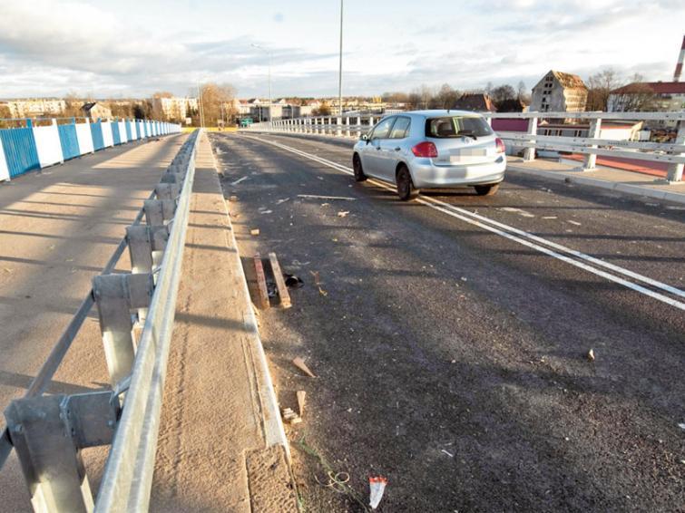 Ring Koszalina: Kierowcy jeżdżą na skróty przez niedokończony wiadukt Ring Koszalina: Kierowcy jeżdżą na skróty przez niedokończony wiadukt