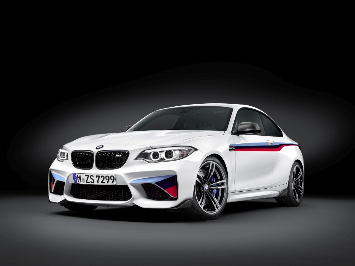 Od marca 2016 roku dynamiczne cechy i wygląd BMW M2 Coupe będzie można wzbogacić dzięki nowej ofercie części BMW M Performance Parts. Obejmują one elementy niczym z toru wyścigowego, które dotyczą aerodynamiki, silnika, kokpitu i zawieszenia / Fot. BMW Od marca 2016 roku dynamiczne cechy i wygląd BMW M2 Coupe będzie można wzbogacić dzięki nowej ofercie części BMW M Performance Parts. Obejmują one elementy niczym z toru wyścigowego, które dotyczą aerodynamiki, silnika, kokpitu i zawieszenia / Fot. BMW