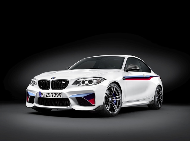 Od marca 2016 roku dynamiczne cechy i wygląd BMW M2 Coupe będzie można wzbogacić dzięki nowej ofercie części BMW M Performance Parts. Obejmują one elementy niczym z toru wyścigowego, które dotyczą aerodynamiki, silnika, kokpitu i zawieszenia / Fot. BMW Od marca 2016 roku dynamiczne cechy i wygląd BMW M2 Coupe będzie można wzbogacić dzięki nowej ofercie części BMW M Performance Parts. Obejmują one elementy niczym z toru wyścigowego, które dotyczą aerodynamiki, silnika, kokpitu i zawieszenia / Fot. BMW