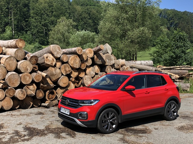 Najmniejszy spośród crossoverów Volkswagena - T-Cross, to wdzięczne i bardzo sympatyczne autko. A z mocnymi silnikami i automatyczną skrzynią biegów, także bardzo dzielne na drodze.
Fot. Mark Horn Najmniejszy spośród crossoverów Volkswagena - T-Cross, to wdzięczne i bardzo sympatyczne autko. A z mocnymi silnikami i automatyczną skrzynią biegów, także bardzo dzielne na drodze.
Fot. Mark Horn
