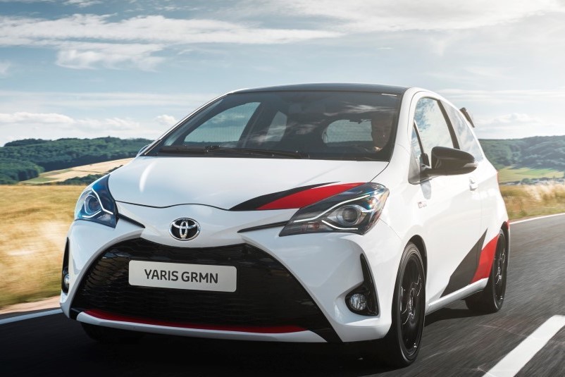 Toyota Yaris GRMN
Sercem układu napędowego Toyoty Yaris GRMN jest 4-cylindrowy, 16-zaworowy silnik benzynowy o pojemności 1798 cm3, wyposażony w napędzany mechanicznie kompresor Magnusson Eaton oraz układ zmiennych faz rozrządu. Jednostka rozwija moc maksymalną 212 KM (156 kW) przy 6800 obr./min. Szczytową wartość momentu obrotowego 250 Nm silnik ten osiąga przy 5000 obr./min.
Fot. Toyota Toyota Yaris GRMN
Sercem układu napędowego Toyoty Yaris GRMN jest 4-cylindrowy, 16-zaworowy silnik benzynowy o pojemności 1798 cm3, wyposażony w napędzany mechanicznie kompresor Magnusson Eaton oraz układ zmiennych faz rozrządu. Jednostka rozwija moc maksymalną 212 KM (156 kW) przy 6800 obr./min. Szczytową wartość momentu obrotowego 250 Nm silnik ten osiąga przy 5000 obr./min.
Fot. Toyota