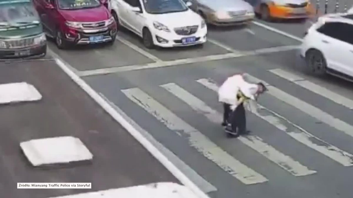 Chiński policjant na własnych plecach przeniósł przez pasy staruszka. Pomógł mu w ten sposób pokonać szeroką jezdnię w mieście Miangyang w środkowo zachodnich Chinach.
Fot. STORYFUL/x-news Chiński policjant na własnych plecach przeniósł przez pasy staruszka. Pomógł mu w ten sposób pokonać szeroką jezdnię w mieście Miangyang w środkowo zachodnich Chinach.
Fot. STORYFUL/x-news
