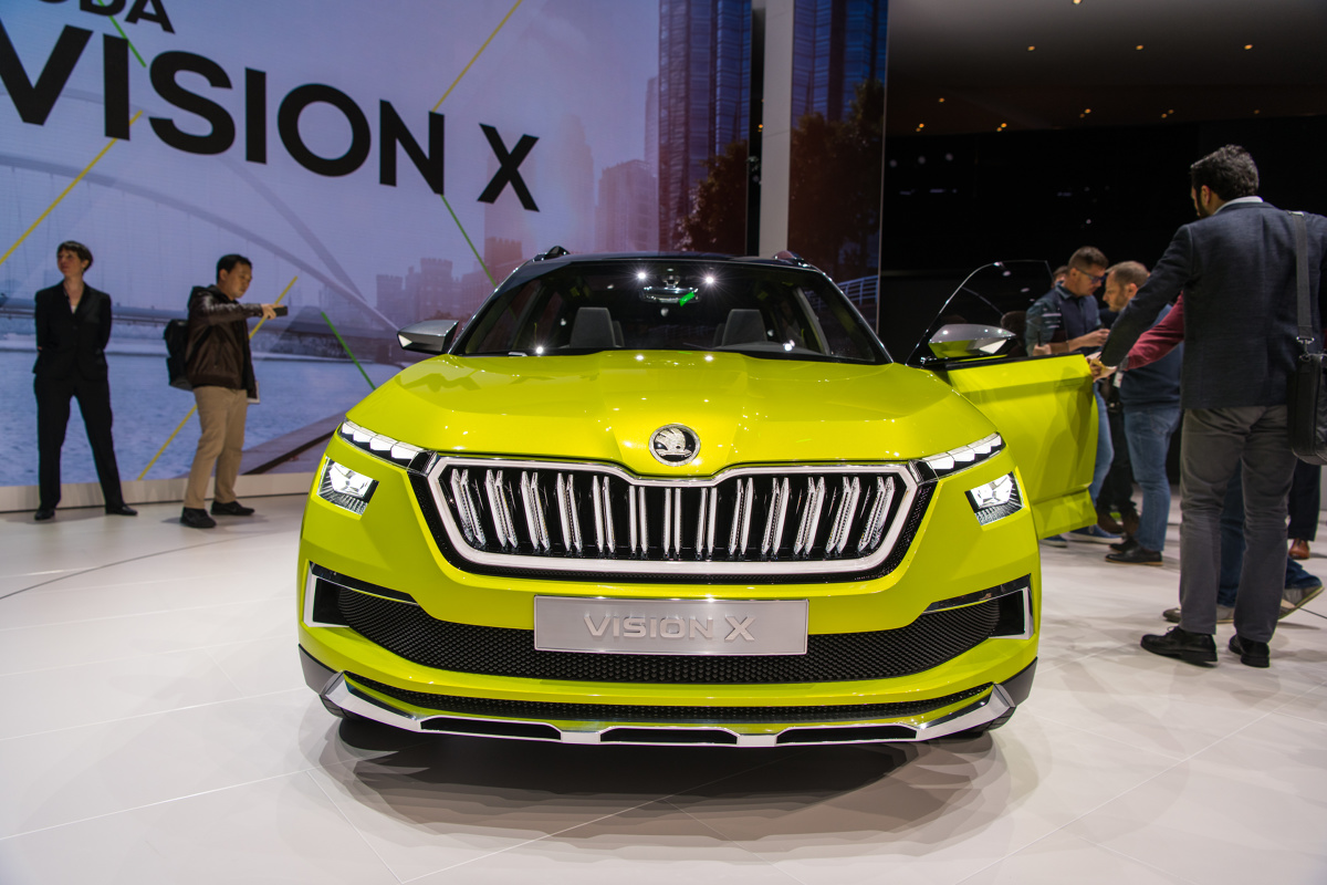 Skoda Vision X
W tym aucie źródłem napędu dla osi tylnej są dwa silniki elektryczne, które uruchamiają się tylko wtedy, gdy są potrzebne. Dzięki rekuperacji akumulator litowo-jonowy ładuje się podczas hamowania i swobodnego toczenia. W ten sposób idea napędu na obie osie została urzeczywistniona bez konieczności stosowania wału napędowego oraz skrzynek rozdzielczych. Zatem auto ma niższą masę własną.
Fot. Skoda Skoda Vision X
W tym aucie źródłem napędu dla osi tylnej są dwa silniki elektryczne, które uruchamiają się tylko wtedy, gdy są potrzebne. Dzięki rekuperacji akumulator litowo-jonowy ładuje się podczas hamowania i swobodnego toczenia. W ten sposób idea napędu na obie osie została urzeczywistniona bez konieczności stosowania wału napędowego oraz skrzynek rozdzielczych. Zatem auto ma niższą masę własną.
Fot. Skoda