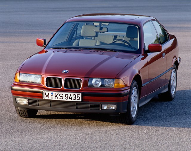 BMW E36
BMW E36 zostało zaprezentowane w 1990 roku jako następca kultowej już serii E30. Samochód początkowo występował jako sedan, ale już w 1992 roku do oferty dołączyło atrakcyjnie wyglądające coupe, W następnych latach prezentowano kolejne wersje nadwoziowe - cabrio, compact, touring oraz niezwykle rzadką odmiana Baur Topcabriolet.
Fot. BMW BMW E36
BMW E36 zostało zaprezentowane w 1990 roku jako następca kultowej już serii E30. Samochód początkowo występował jako sedan, ale już w 1992 roku do oferty dołączyło atrakcyjnie wyglądające coupe, W następnych latach prezentowano kolejne wersje nadwoziowe - cabrio, compact, touring oraz niezwykle rzadką odmiana Baur Topcabriolet.
Fot. BMW