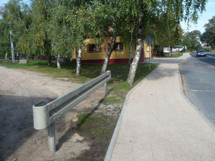 Wjazd do kościoła zamknięty. Przyczyna: remont Wjazd do kościoła zamknięty. Przyczyna: remont