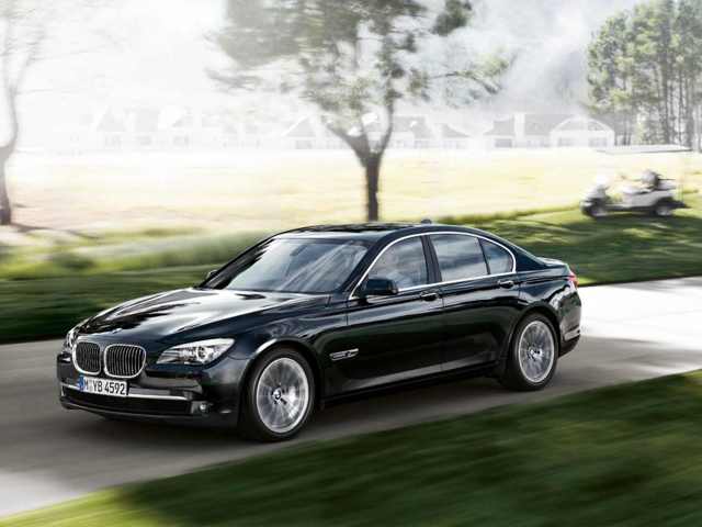 Gdy w 2008 roku zaprezentowano BMW serii 7 F01 i F02 (wersja z wydłużonym rozstawem osi), radykalni miłośnicy marki odetchnęli z ulgą. Po, według niektórych, udziwnionej serii E65/E66 design produktów z Bawarii znowu wszedł na właściwy tor. W momencie debiutu flagowe BMW imponowało zaawansowaniem technicznym oraz mocnymi, nowoczesnymi silnikami. Czy dobre wrażenie, które wywołało auto w momencie debiutu trwa do dziś?
Fot. Archiwum Gdy w 2008 roku zaprezentowano BMW serii 7 F01 i F02 (wersja z wydłużonym rozstawem osi), radykalni miłośnicy marki odetchnęli z ulgą. Po, według niektórych, udziwnionej serii E65/E66 design produktów z Bawarii znowu wszedł na właściwy tor. W momencie debiutu flagowe BMW imponowało zaawansowaniem technicznym oraz mocnymi, nowoczesnymi silnikami. Czy dobre wrażenie, które wywołało auto w momencie debiutu trwa do dziś?
Fot. Archiwum