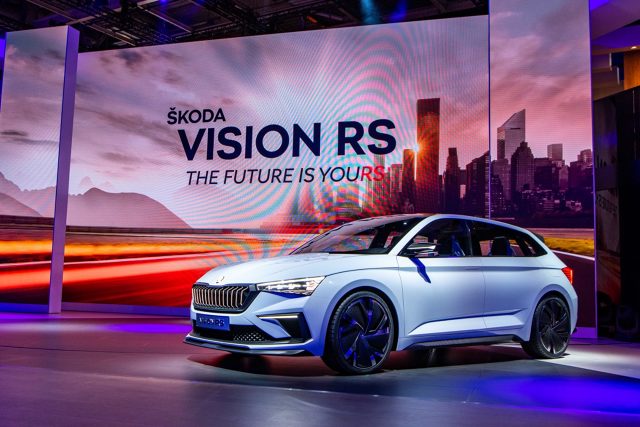 Skoda Vision RS
Napęd hybrydowy łączy w sobie 1,5-litrowy silnik TSI o mocy 150 KM oraz silnik elektryczny o mocy 102 KM. W połączeniu zapewniają one 245 KM, pozwalającą osiągnąć prędkość 100 KM/h w 7,1 sekundy. Przyśpieszenie z 80 KM/h do 120 KM/h zajmuje tylko 8,9 sekundy.
Fot. Skoda Skoda Vision RS
Napęd hybrydowy łączy w sobie 1,5-litrowy silnik TSI o mocy 150 KM oraz silnik elektryczny o mocy 102 KM. W połączeniu zapewniają one 245 KM, pozwalającą osiągnąć prędkość 100 KM/h w 7,1 sekundy. Przyśpieszenie z 80 KM/h do 120 KM/h zajmuje tylko 8,9 sekundy.
Fot. Skoda