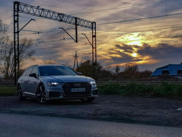 Audi A6 Avant od zawsze uchodziło za jeden ze wzorów rodzinnych, luksusowych kombi. Zawsze było nowoczesne, komfortowe, bardzo przestronne i nierzadko piekielnie szybkie. Co prawda z szybkością w testowanym modelu nie zawsze było po drodze, ale wszystkie inne cechy były aż nadto odczuwalne.
Fot. Kamil Rogala Audi A6 Avant od zawsze uchodziło za jeden ze wzorów rodzinnych, luksusowych kombi. Zawsze było nowoczesne, komfortowe, bardzo przestronne i nierzadko piekielnie szybkie. Co prawda z szybkością w testowanym modelu nie zawsze było po drodze, ale wszystkie inne cechy były aż nadto odczuwalne.
Fot. Kamil Rogala