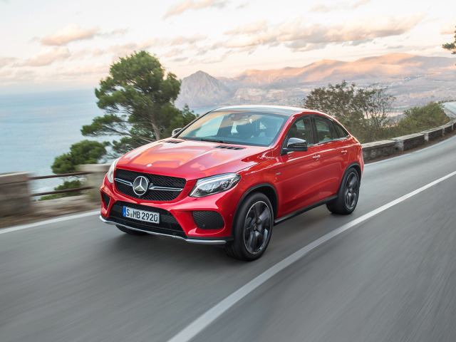 Mercedes GLE 450 AMG 4Matic Coupe
Pierwsze egzemplarze Mercedesa GLE Coupe trafiły do polskich salonów w lipcu br. roku. Bazowy GLE 350d z 3-litrowym turbodieslem V6 o mocy 258 KM, 9-biegową przekładnią automatyczną 9G-Tronic oraz stałym napędem na obie osie 4Matic został wyceniony na 321 000 zł.
Fot. Mercedes Mercedes GLE 450 AMG 4Matic Coupe
Pierwsze egzemplarze Mercedesa GLE Coupe trafiły do polskich salonów w lipcu br. roku. Bazowy GLE 350d z 3-litrowym turbodieslem V6 o mocy 258 KM, 9-biegową przekładnią automatyczną 9G-Tronic oraz stałym napędem na obie osie 4Matic został wyceniony na 321 000 zł.
Fot. Mercedes