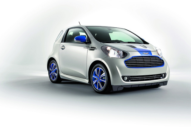 Aston Martin Cygnet
Mały Aston i co dalej? Pałac-kawalerka? Małe może być luksusowe, ale ulepienie Cygneta metodą przerobienia japońskiego malca przypomina grę w szachy z szympansem: zabawnie, ale na dłuższą metę nie do wytrzymania. Podobno kierowcy Astonów, którym go zaproponowano, powiedzieli, że breloczki już mają.
Fot. Aston Martin Aston Martin Cygnet
Mały Aston i co dalej? Pałac-kawalerka? Małe może być luksusowe, ale ulepienie Cygneta metodą przerobienia japońskiego malca przypomina grę w szachy z szympansem: zabawnie, ale na dłuższą metę nie do wytrzymania. Podobno kierowcy Astonów, którym go zaproponowano, powiedzieli, że breloczki już mają.
Fot. Aston Martin