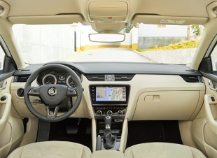 Toyota Auris 

Najtańsza Toyota Auris to koszt co najmniej 68 900 złotych (cena regularna) i jest to odmiana wyposażenia Active z silnikiem 1.33 Dual VVT-i o mocy 99 KM z manualną skrzynią 6-biegową. W wyposażeniu standardowym znajdują się elektrycznie sterowane szyby przednie, elektrycznie regulowane i podgrzewane lusterka zewnętrzne, centralny zamek, multifunkcyjna kierownica, klimatyzacja automatyczna, światła do jazdy dziennej LED, tylne światła pozycyjne LED, 15-calowe felgi stalowe, porty AUX, USB, system Bluetooth i 7 poduszek powietrznych.
Skoda Octavia 

 Najtańszy model to koszt 73 900 złotych (cena regularna) i za taką kwotę otrzymamy wersję Active z silnikiem 1.0 TSI o mocy 115 KM z manualną skrzynią 6-biegową. W tej wersji standardem są 15-calowe felgi stalowe, klimatyzacja manualna, radio SWING 6,5”, wejście SD, USB, Bluetooth, elektryczne szyby z przodu, elektryczne i podgrzewane lusterka, hamulec antykolizyjny, światła LED do jazdy dziennej, tylne światła LED i 6 poduszek powietrznych.

Fot. Skoda 
