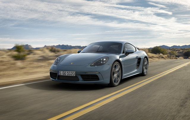 Porsche 718 Cayman
Porsche 718 Cayman korzysta z tych samych 4-cylindrowych, turbodoładowanych silników typu bokser co 718 Boxster. W rezultacie, po raz pierwszy, zarówno jednostki coupe, jak i roadstera legitymują się identyczną mocą. Bazowa wersja z pojemności 2 litrów osiąga 300 KM. Model „S” przy pojemności 2,5 litra generuje 350 KM.
Fot. Porsche Porsche 718 Cayman
Porsche 718 Cayman korzysta z tych samych 4-cylindrowych, turbodoładowanych silników typu bokser co 718 Boxster. W rezultacie, po raz pierwszy, zarówno jednostki coupe, jak i roadstera legitymują się identyczną mocą. Bazowa wersja z pojemności 2 litrów osiąga 300 KM. Model „S” przy pojemności 2,5 litra generuje 350 KM.
Fot. Porsche