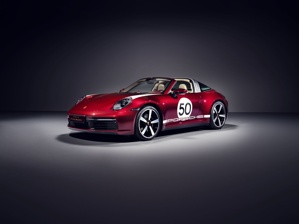 Porsche 911 Targa 4S Heritage Design Edition
Porsche prezentuje 911 Targa 4S Heritage Design Edition – nowoczesne 911 z elementami wzornictwa z lat 50. i wczesnych lat 60., a jednocześnie pierwszy z czterech obiektów kolekcjonerskich w ramach strategii Heritage Design. Nowy model można już zamawiać, a jego pojawienie się w salonach zaplanowano na jesień 2020 r.
Fot. Porsche
Porsche 911 Targa 4S Heritage Design Edition
Porsche prezentuje 911 Targa 4S Heritage Design Edition – nowoczesne 911 z elementami wzornictwa z lat 50. i wczesnych lat 60., a jednocześnie pierwszy z czterech obiektów kolekcjonerskich w ramach strategii Heritage Design. Nowy model można już zamawiać, a jego pojawienie się w salonach zaplanowano na jesień 2020 r.
Fot. Porsche