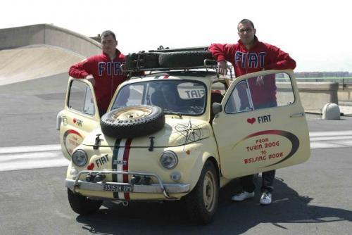 Fot. Fiat: Danilo Elia i Fabrizio Bonserio zamierzają pokonać w Fiacie 500 R trasę z Turynu do Pekinu liczącą 20 tys. km. Fot. Fiat: Danilo Elia i Fabrizio Bonserio zamierzają pokonać w Fiacie 500 R trasę z Turynu do Pekinu liczącą 20 tys. km.