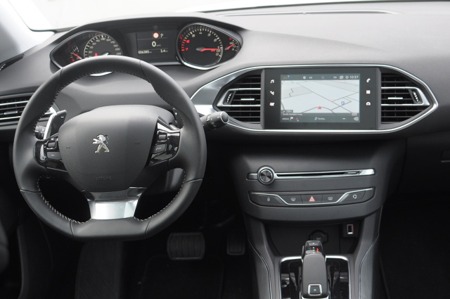 Peugeot 308 to stary znajomy. Obecne na rynku od 2014 r. auto zdążyło się wtopić w krajobraz polskich dróg. Ten francuski kompakt chce przyciągnąć klientów finezją i polotem, których próżno szukać wśród konkurencji pochodzenia niemieckiego. Allure to wersja zorientowana na komfort. Przez kilka jesiennych dni mieliśmy okazję jeździć „trzystaósemką” z najmocniejszym wariantem trzycylindrowego silnika benzynowego o pojemności skokowej 1.2 l. Ośmiobiegowy automat ma dopełniać komfortu wersji Allure i pozwolić na prawdziwy relaks za kierownicą. Na ile taka konfiguracja rzeczywiście na to pozwala?
Fot. Jakub Mielniczak Peugeot 308 to stary znajomy. Obecne na rynku od 2014 r. auto zdążyło się wtopić w krajobraz polskich dróg. Ten francuski kompakt chce przyciągnąć klientów finezją i polotem, których próżno szukać wśród konkurencji pochodzenia niemieckiego. Allure to wersja zorientowana na komfort. Przez kilka jesiennych dni mieliśmy okazję jeździć „trzystaósemką” z najmocniejszym wariantem trzycylindrowego silnika benzynowego o pojemności skokowej 1.2 l. Ośmiobiegowy automat ma dopełniać komfortu wersji Allure i pozwolić na prawdziwy relaks za kierownicą. Na ile taka konfiguracja rzeczywiście na to pozwala?
Fot. Jakub Mielniczak