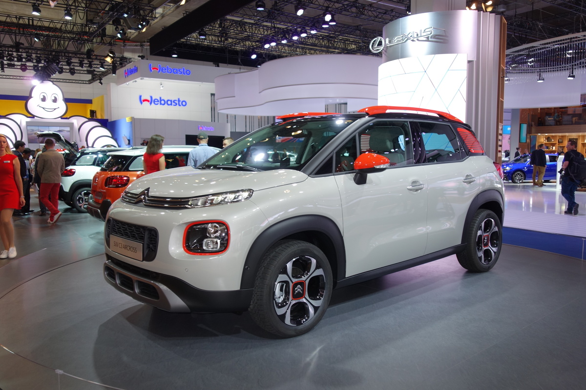 Citroen C3 Aircross
Nowość ma 4,15 m długości, 1,76 m szerokości oraz 1,64 m wysokości. Nie zabrakło charakterystycznych dwupoziomowych świateł, a offroadowego charakteru pojazdowi dodają m.in. nakładki ochronne nadkoli.
Fot. Marek Perczak Citroen C3 Aircross
Nowość ma 4,15 m długości, 1,76 m szerokości oraz 1,64 m wysokości. Nie zabrakło charakterystycznych dwupoziomowych świateł, a offroadowego charakteru pojazdowi dodają m.in. nakładki ochronne nadkoli.
Fot. Marek Perczak