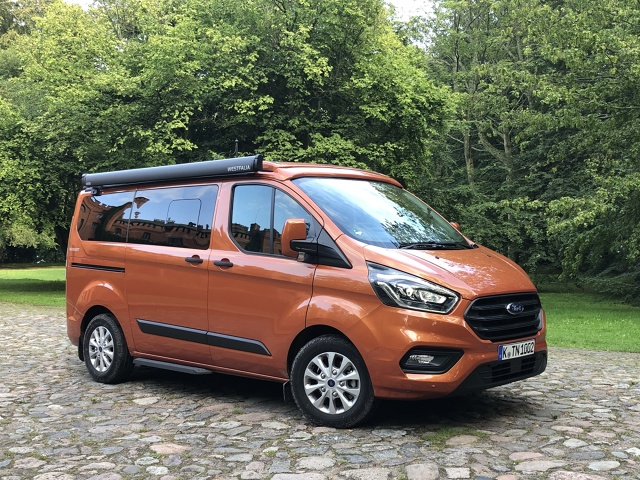 Na naszym rynku debiutuje Ford Transit Custom Nugget będący efektem współpracy Forda ze znaną, niemiecką firmą dokonującą adaptacji aut na kempingowe - Westfalią.
Fot. Stanisław Rochowicz Na naszym rynku debiutuje Ford Transit Custom Nugget będący efektem współpracy Forda ze znaną, niemiecką firmą dokonującą adaptacji aut na kempingowe - Westfalią.
Fot. Stanisław Rochowicz