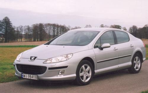 Fot. Z. Podbielski: Peugeot 407 ma wydłużoną przednią część nadwozia i charakterystyczny, duży otwór wlotu powietrza do komory silnika. Fot. Z. Podbielski: Peugeot 407 ma wydłużoną przednią część nadwozia i charakterystyczny, duży otwór wlotu powietrza do komory silnika.