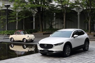 Mazda Motor Corporation celebruje w tym roku 100-lecie działalności i wprowadza do sprzedaży wersje jubileuszowe swoich modeli. Na pamiątkę pierwszego samochodu osobowego, R360 Coupé, znakiem rozpoznawczym edycji jubileuszowych jest dwukolorowa, biało-burgundowa kombinacja koloru nadwozia i wnętrza oraz charakterystyczne, urodzinowe emblematy.

Fot. Mazda 