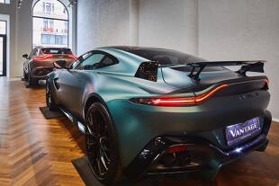 Po przerwie spowodowanej zmianą importera marka Aston Martin ponownie zawitała do stolicy. Sprzedażą luksusowych aut legendarnej brytyjskiej firmy na polskim rynku zajmie się Auto Fus Group, który posiada już m.in. salony marek Rolls-Royce, McLaren, Alpina, BMW, Mini, Alfa Romeo oraz Jeep.

Fot. Aston Martin 