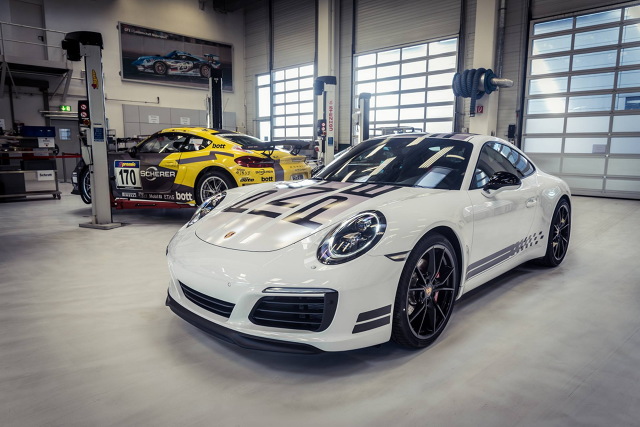 Porsche 911 Carrera S Endurance Racing Edition
Wnętrz obejmuje m.in. pakiet Chromo w standardzie. Porsche 911 Carrera S Endurance Racing Edition zostało wyposażone w elektrycznie rozsuwany dach, a także zestaw świateł LED w wersji Dynamic.
Fot. Porsche Porsche 911 Carrera S Endurance Racing Edition
Wnętrz obejmuje m.in. pakiet Chromo w standardzie. Porsche 911 Carrera S Endurance Racing Edition zostało wyposażone w elektrycznie rozsuwany dach, a także zestaw świateł LED w wersji Dynamic.
Fot. Porsche