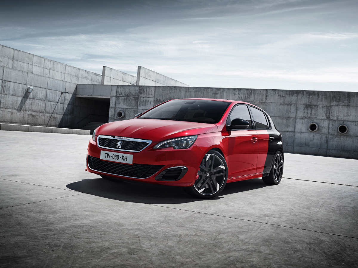 Za napęd auta odpowiada turbodoładowany silnik 4-cylindrowy 1.6 THP. Jednostka przewidziana na polski rynek dostarcza 270 KM mocy i 330 Nm maksymalnego momentu obrotowego / Fot. Peugeot Za napęd auta odpowiada turbodoładowany silnik 4-cylindrowy 1.6 THP. Jednostka przewidziana na polski rynek dostarcza 270 KM mocy i 330 Nm maksymalnego momentu obrotowego / Fot. Peugeot