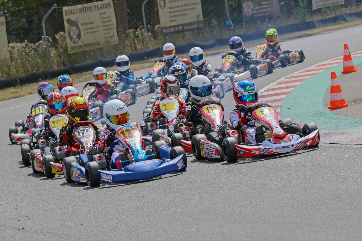 Przy okazji przedostatniej rundy serii Rok Cup Poland rozegranej w Bydgoszczy, byliśmy świadkami powrotu na kartingowy tor najlepszej obecnie polskiej zawodniczki w wyścigach samochodowych – Gosi Rdest.
Fot. Joanna Lenart Przy okazji przedostatniej rundy serii Rok Cup Poland rozegranej w Bydgoszczy, byliśmy świadkami powrotu na kartingowy tor najlepszej obecnie polskiej zawodniczki w wyścigach samochodowych – Gosi Rdest.
Fot. Joanna Lenart