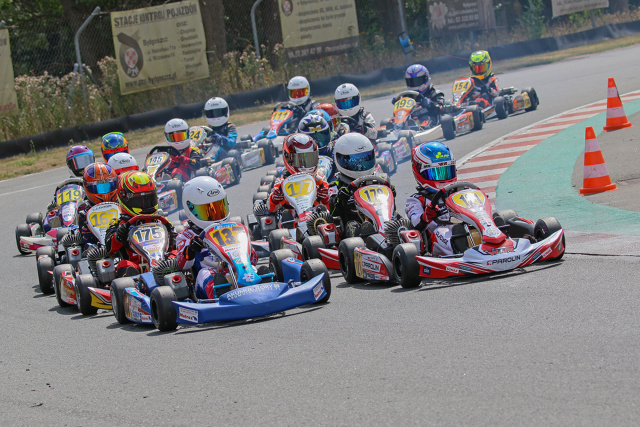 Przy okazji przedostatniej rundy serii Rok Cup Poland rozegranej w Bydgoszczy, byliśmy świadkami powrotu na kartingowy tor najlepszej obecnie polskiej zawodniczki w wyścigach samochodowych – Gosi Rdest.
Fot. Joanna Lenart Przy okazji przedostatniej rundy serii Rok Cup Poland rozegranej w Bydgoszczy, byliśmy świadkami powrotu na kartingowy tor najlepszej obecnie polskiej zawodniczki w wyścigach samochodowych – Gosi Rdest.
Fot. Joanna Lenart
