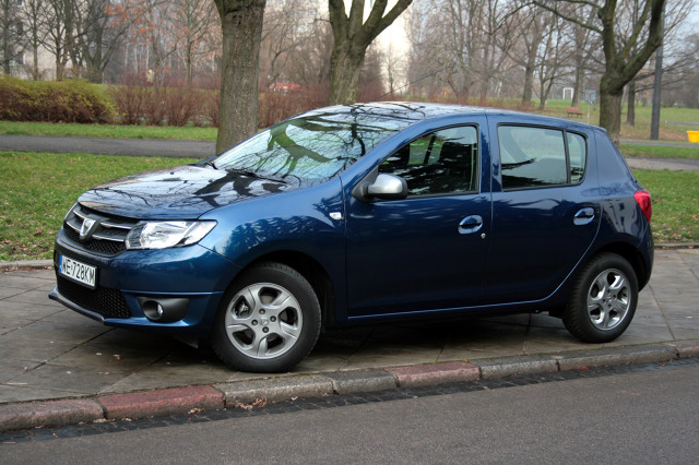 Dacia Sandero
Sandero nie jest tak pewna w prowadzeniu. Jej podwozie nie jest przygotowane do dynamicznej jazdy, podobnie jak układ kierowniczy o zbyt dużej sile wspomagania.
Fot. Dariusz Dobosz Dacia Sandero
Sandero nie jest tak pewna w prowadzeniu. Jej podwozie nie jest przygotowane do dynamicznej jazdy, podobnie jak układ kierowniczy o zbyt dużej sile wspomagania.
Fot. Dariusz Dobosz