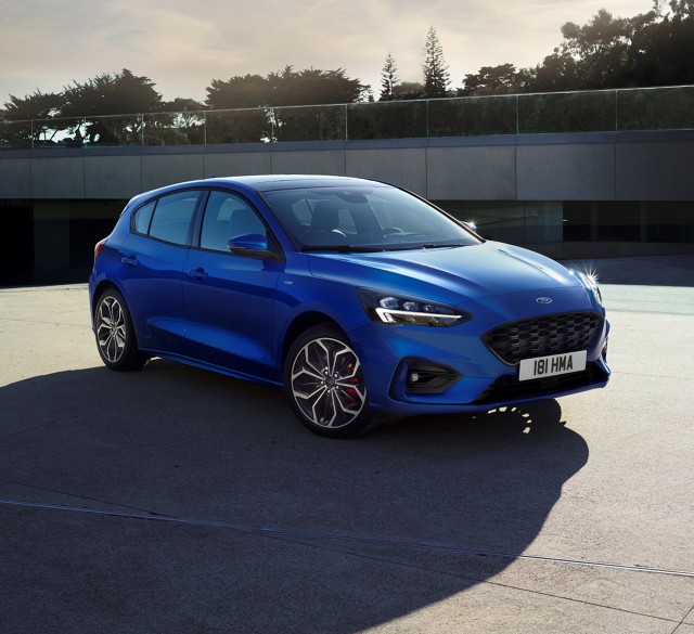 Ford Focus IV
Wszystkie jednostki współpracują z manualnymi skrzyniami biegów o sześciu przełożeniach, ale trzeba dodać, że mocniejsze wersje mogą otrzymać 8-biegowe automaty.
Fot. Ford Ford Focus IV
Wszystkie jednostki współpracują z manualnymi skrzyniami biegów o sześciu przełożeniach, ale trzeba dodać, że mocniejsze wersje mogą otrzymać 8-biegowe automaty.
Fot. Ford