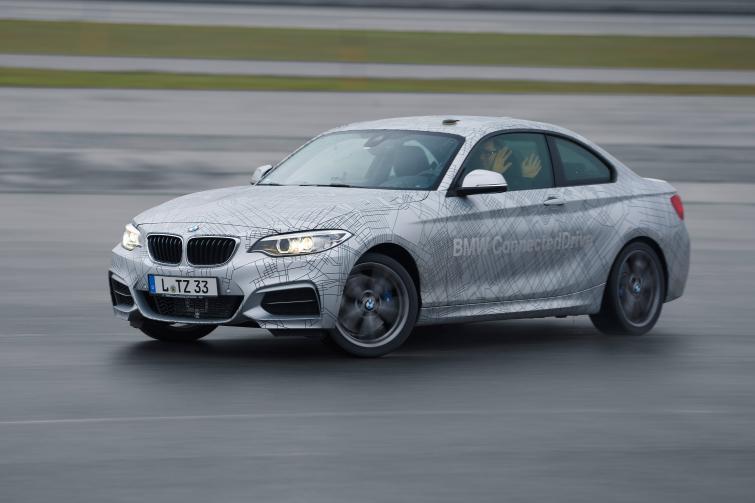BMW, które samo driftuje autonomiczne samochody nie