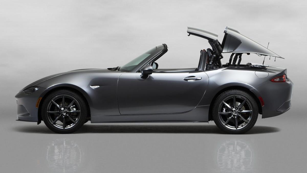 Mazda MX5 RF
Samochód, który oznaczenie RF (retractable fastback) posiada automatycznie składany dach. Jego złożenie zajmuje jedynie 12 sekund, a panele chowają się w tej samej przestrzeni, w której mieści się materiałowy dach kabrioletu.
Fot. Mazda Mazda MX5 RF
Samochód, który oznaczenie RF (retractable fastback) posiada automatycznie składany dach. Jego złożenie zajmuje jedynie 12 sekund, a panele chowają się w tej samej przestrzeni, w której mieści się materiałowy dach kabrioletu.
Fot. Mazda