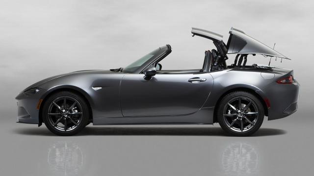 Mazda MX5 RF
Samochód, który oznaczenie RF (retractable fastback) posiada automatycznie składany dach. Jego złożenie zajmuje jedynie 12 sekund, a panele chowają się w tej samej przestrzeni, w której mieści się materiałowy dach kabrioletu.
Fot. Mazda Mazda MX5 RF
Samochód, który oznaczenie RF (retractable fastback) posiada automatycznie składany dach. Jego złożenie zajmuje jedynie 12 sekund, a panele chowają się w tej samej przestrzeni, w której mieści się materiałowy dach kabrioletu.
Fot. Mazda