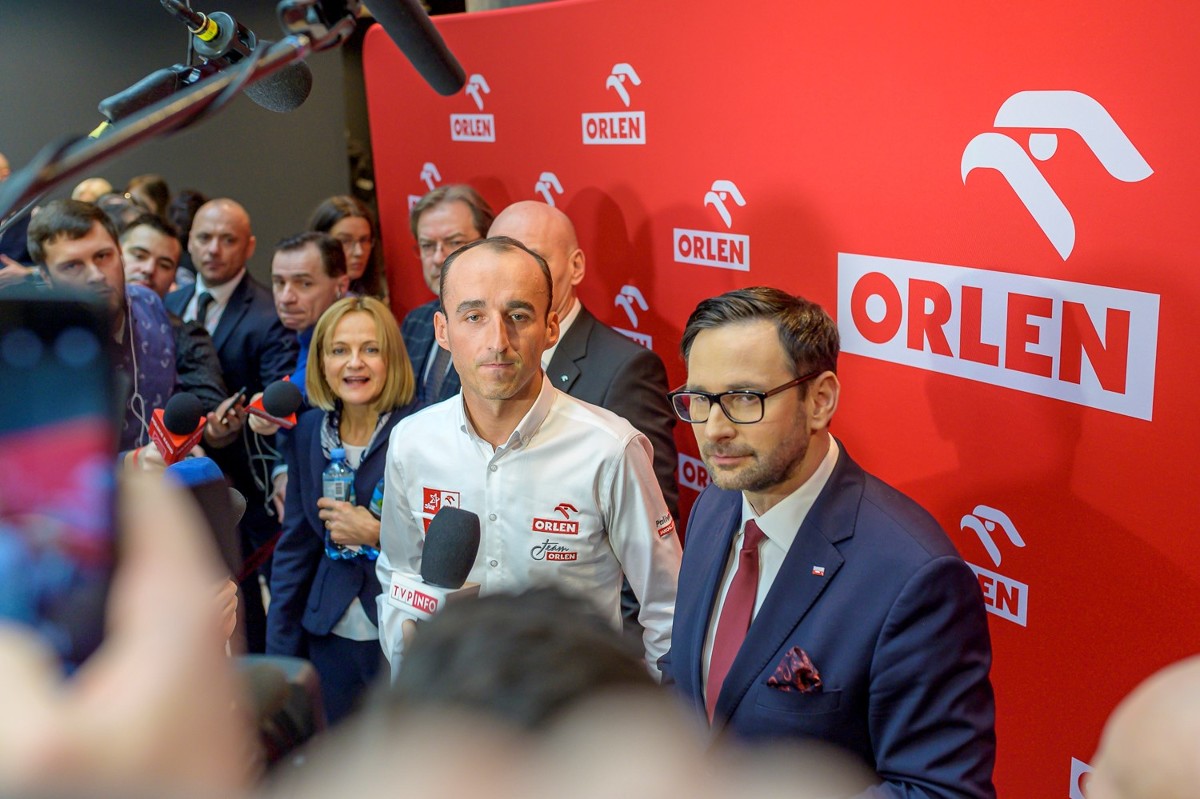 Podczas briefingu prasowego w siedzibie PKN Orlen w Warszawie, oficjalnie ogłoszono, że poza rolą kierowcy testowego i rezerwowego w zespole Alfa Romeo w Formule 1, Robert Kubica będzie się ścigał w niemieckiej serii Deutsche Tourenwagen Masters (DTM).
Fot.Orlen Podczas briefingu prasowego w siedzibie PKN Orlen w Warszawie, oficjalnie ogłoszono, że poza rolą kierowcy testowego i rezerwowego w zespole Alfa Romeo w Formule 1, Robert Kubica będzie się ścigał w niemieckiej serii Deutsche Tourenwagen Masters (DTM).
Fot.Orlen