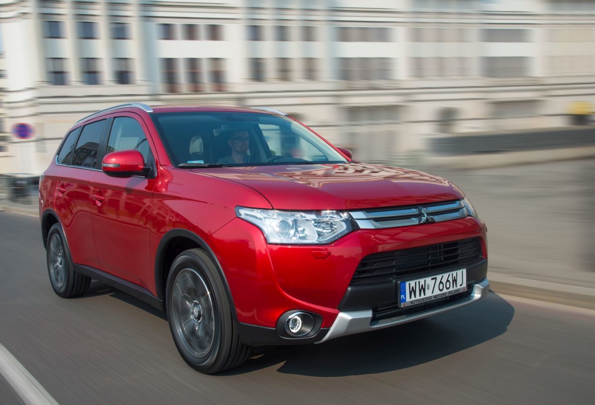 Сколько весит mitsubishi outlander