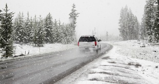 Zima zaskoczyła drogowców - to hasło można usłyszeć co roku. Na pogorszenie warunków pogodowych muszą być też przygotowani właściciele pojazdów. Jednak powinni oni zadbać nie tylko o odpowiednie wyposażenie. W tym okresie przydają się również dodatkowe opcje ubezpieczenia, zwiększające poczucie bezpieczeństwa i komfortu. 