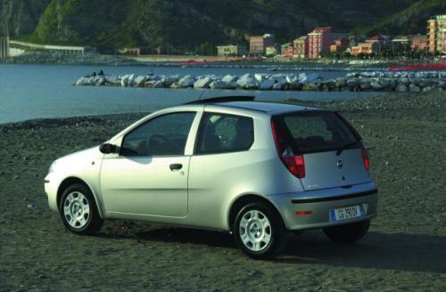 Fot. Fiat: Punto oferowane jest z nadwoziem 3-lub 5-drzwiowym. Bardziej praktyczna jest wersja 5-drzwiowa. Fot. Fiat: Punto oferowane jest z nadwoziem 3-lub 5-drzwiowym. Bardziej praktyczna jest wersja 5-drzwiowa.