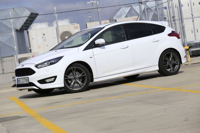 Ford Focus 1.5 EcoBoost ST Line
Co prawda instalacja gazowa Prins Direct Liqui Max wymaga dopłacenia w salonie 9211 złotych (wraz z montażem), ale 49-litrowy zbiornik pozwala na przejechanie niemal 500 kilometrów, a to naprawdę świetny wynik.
Fot. Karol Biela Ford Focus 1.5 EcoBoost ST Line
Co prawda instalacja gazowa Prins Direct Liqui Max wymaga dopłacenia w salonie 9211 złotych (wraz z montażem), ale 49-litrowy zbiornik pozwala na przejechanie niemal 500 kilometrów, a to naprawdę świetny wynik.
Fot. Karol Biela